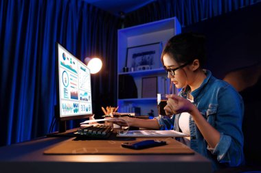 Sunucu kanalı Asyalı etkileyicisi, sosyal medyada kulaklık takarak iş grafikleri ekranında dinleyicileri selamlıyor ve Neon Modern Stüdyoları 'nda internet üzerinden koçluk yapıyor. Taktik.