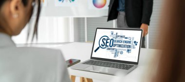 Model e-ticaret için SEO arama motoru optimizasyonu ve bilgisayar ekranında gösterilen çevrimiçi perakende işi