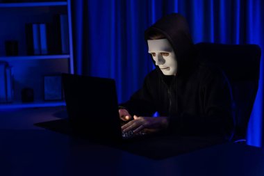 Beyaz suçlu anonim maskesi kodlama şifrelemesi yüklüyor. Programlama ile güvensiz mahremiyet sağlamaya çalışıyor. Bilgisayardan fidye için büyük bir veritabanı almaya çalışıyor. Bireysel.
