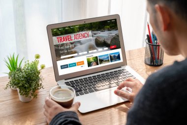 Model arama ve seyahat planlama için internet sitesi uçuş, otel ve tur rezervasyonları için anlaşma ve paket sunuyor