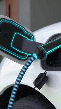 Elektrikli araba, gelecekteki ev şarj istasyonunda akıllı dijital EV batarya durumu hologramıyla şarj oluyor. EV arabasının teknolojik gelişimi ve sürdürülebilir gelecek için ev enerjisi altyapısı. İncelenme