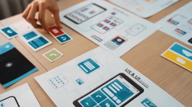 Mobil uygulama ya da web sitesi için kullanıcı arayüzü prototipi planlayan şirket çalışanlarının panorama videosu. UX UI tasarım beyin fırtınası kullanıcı dostu arayüz planı tasarlıyor. Sinerjik