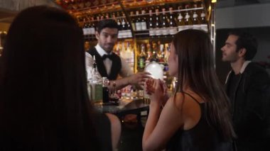 Dumanlı, klasik kokteyl içmiş çift ile VIP müşterilere özel içki servisi yapmak güzel kokuyor. İçki tezgahının lüks barında akıllı barmenlerin açtığı viski kokteyli. Vinosity.