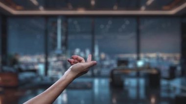 Bir robot el yüzen dijital ikonlara ve viteslere uzanıyor, gelişmiş bir ofis ortamında teknoloji ve otomasyondaki yeniliği simgeliyor. Auvana