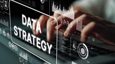 Dijital Pazarlama ve İş Analizi Konseptleri için Ekranda Gösterilen Veri Stratejisi Elleri Klavyede Daktilo Ediyor. Asemptotik akıllı veri analitiği.