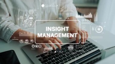 Modern Ofis Ortamı 'nda Bilgi İşlem Yönetimi ve Veri Analizi için Bilgisayarı Kullanan İş Adamı. Asemptotik akıllı veri analitiği.