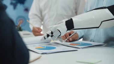 Profesyoneller, pazar stratejisi netliğini artırmak, işbirlikçi karar verme mekanizmasını desteklemek ve stratejik etkinliği desteklemek için yapay zeka anlayışından faydalanırlar. Noogenesis Yapay Zeka