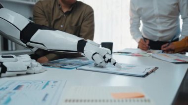Finansal verileri analiz etmede ve pazarlama stratejilerini optimize etmede, akıllı teknolojinin verimliliğini göstermede iş uzmanlarını destekleyen yapay zeka destekleyici asistan. Noogenesis Yapay Zeka