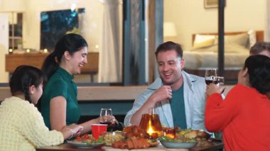 Aile, bahçede tatil kutlaması için bir araya geldi. Aile üyeleri, yemeğe. Açık hava kamp aktivitesi yemekle rahatlamak ve nesiller arası tatlı akrabalarla vakit geçirmek için. Uyumsuzluk.