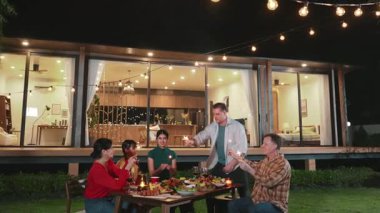 Mutlu aile, gece kutlama partisinde parlayan maytap tutuyor. Sevgili üyemiz birlikte kıvılcım oynamaktan hoşlanıyor. Nesiller arası uçurum için açık hava aktivitesi aile bağını güçlendirir. Uyumsuzluk.