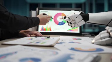 Amaçlı bir ortamda, bir danışman analizi düzene sokmak, pazarlama açılarını optimize etmek ve sürdürülebilir bir iş vizyonunu güçlendirmek için Al ile işbirliği yapar. Noogenesis Yapay Zeka