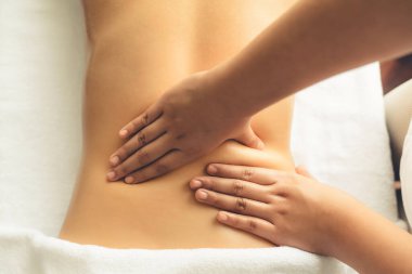 Kapalı alan kadın müşteri stres önleyici spa masajını yapmaktan zevk alıyor ve lüks otel ya da oteldeki gündüz açık hava güzellik salonunda güzellik teniyle eğleniyor. Sessiz.