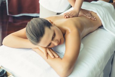 Kafkasyalı kadın müşteri stres önleyici spa masajının keyfini çıkarıyor ve lüks otel ya da oteldeki gündüz açık ortam güzellik salonunda güzellik teniyle eğleniyor. Sessiz.