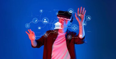 Bir kişi sanal gerçekliği, dijital çağda teknoloji ve finansmanın kesişimini vurgulayarak, yenilikçi çevrimiçi bankacılık çözümleri ve yasal çerçeveleri keşfetmek için kullanır. XDMCP