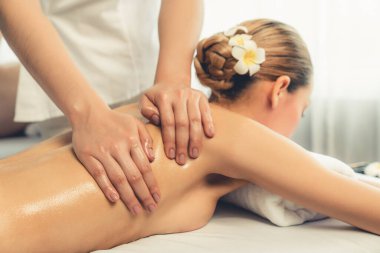 Kafkasyalı kadın müşteri stres önleyici spa masajının keyfini çıkarıyor ve lüks otel ya da oteldeki gündüz açık ortam güzellik salonunda güzellik teniyle eğleniyor. Sessiz.