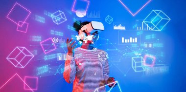 Bu görüntü, finansal planlama ve pazarlama stratejisini geliştirmek için gelişmiş veri analiz araçları sergileyen bir kişiyi sanal gerçeklik deneyimine daldırır. XDMCP