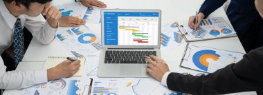 Ekip projesinin zaman çizelgesini gösteren bilgisayar ekranında canlı iş projesi yönetimi için proje planlama yazılımı