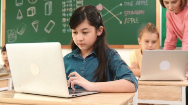 Mühendislik komut yazarken dizüstü bilgisayara bakan tatlı bir kız. Çok kültürlü bir öğrenci yapay zekayı öğrenirken öğretmenler sistemi öğretiyor ya da STEM sınıfında sınıfları kontrol ediyor. Pedagoji.
