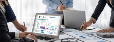 İş zekası ve veri analizi kavramı. Analizci ekibi laptop ekranında finansal veri analizi üzerinde çalışıyor. Etkili iş stratejik planlama için pazarlama göstergesi olarak. İçgörü