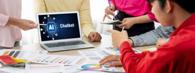 Yapay zeka teknolojisini çalıştırmak için komut mühendisi ve kullanıcı kolaylığı için üretici yapay zeka yardımcı araçları insanların yapay zeka hareketini teşvik ederek üretken yapay zeka fonksiyonları ile çalışmasına yardımcı olur