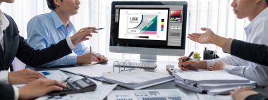 İş zekası ve veri analizi kavramı. Analizci ekibi laptop ekranında finansal veri analizi üzerinde çalışıyor. Etkili iş stratejik planlama için pazarlama göstergesi olarak. İçgörü