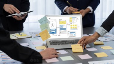 Analizci ekibi yaratıcı ve analitik beyin fırtınası fikri için bilgisayar ekranında BI veri paneli olan yapışkan bir not kullanıyor. Pazarlama stratejisi için finansal veri görselleştirme teknolojisini analiz et. Dahi.