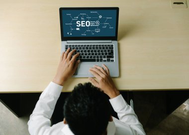 Model e-ticaret için SEO arama motoru optimizasyonu ve bilgisayar ekranında gösterilen çevrimiçi perakende işi