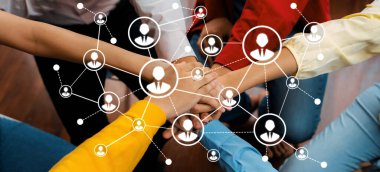 Dijital simgelerle dolu canlı bir ağ ortamında birlik ve takım çalışmasını sembolize eden çeşitli bireylerden oluşan dinamik bir sahne. Dostluk