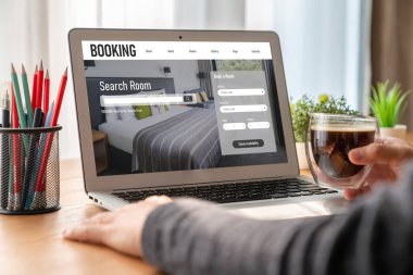 Çevrimiçi otel konaklama rezervasyon sitesi mod rezervasyon sistemi sağlar. Seyahat teknolojisi kavramı .