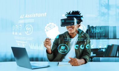 Afrikalı adam sanal gerçeklik gözlüğü takarken yapay zeka teknolojisi kullanıyor. Oturma odasında kitabı olan gülümseyen kişi yapay zeka üretirken ve holograma bakarken. Yapay zeka. Yaratıcılık.