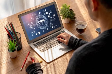 CRM işletme ve işletme için modern bilgisayarda müşteri ilişkileri yönetim sistemi