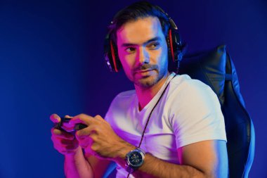 Akıllı oyun kurucuları misyondaki seviyeyi geçmeye çalışan oyun konsantrasyonunu joystick kontrolüyle tamamlayan, mikrofon vasıtasıyla neon ışıklı stüdyo odasında canlı yayın yapan oyuncularla konuşan. Tahmin et..