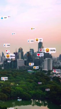 Sosyal medya simgeleri, sosyal ağ uygulama platformu üzerinden insanların karşılıklı bağlantılarını gösteriyor. Çevrimiçi toplum ve sosyal medya pazarlama stratejisi kavramı .