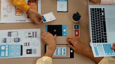 Mobil uygulama ya da web sitesi için kullanıcı arayüzü prototipi planlayan şirket çalışanlarının en iyi görünüm videosu. UX UI tasarımcı beyin fırtınası kullanıcı dostu arayüz planı. Sinerjik