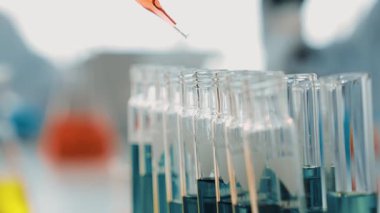 Laboratuvar araştırmacısı yeni bir ilaç geliştirir ya da tedavi eder. Laboratuvar tüpünde renkli kimyasal sıvı kullanır. Bilimsel veya kimya uzmanlığı ve laboratuvar ekipmanları ile sağlık hizmetlerinin teknolojik gelişimi. Katı.