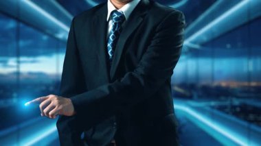 İş adamı iş büyümesi için ölçümleri değerlendirir, genişleme hedefleri koyar. İnovasyon ve strateji 2025 yoluyla sürekli iş büyümesini teşvik etme hakkında görüşler. Kullanıcı Kimliği