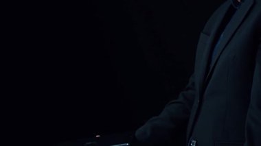 Yapay zeka mühendisliği, büyük veri ve yapay zeka makinesi kavramında yapay zeka beyin işlemcisiyle iş desteği için üretken yapay zeka kullanmayı öğrenen insan etkileşimi. Kullanıcı Kimliği