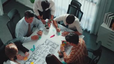 Proje planıyla masaya otururken bir grup farklı takım planlama stratejisi. Zeki iş adamlarının beyin fırtınası ve ev yapımı için birlikte çalıştıklarının en üst düzey görüntüsü. Hizalama.