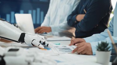 Danışmanlar gelişmiş analitikler için yapay zeka araçlarından yararlanarak, işbirlikçi tartışmalar ve araştırmalar yoluyla stratejik pazarlama optimizasyonunu sağlar. Noogenesis Yapay Zeka