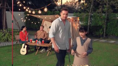 Aile birlikte bahçede kamp kurar, baba ve kız aile bireyleri için ızgara yapar. Doğayla iç içe olmak için açık hava kamp aktiviteleri ve genç nesil çapraz kuşaklarla zaman geçirmek için. Uyumsuzluk.