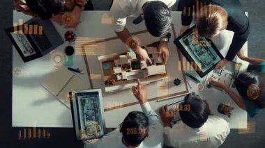 Mimar mühendis ekibinin modellere ve finansal tablolar ya da yatırım istatistikleri hakkında konuşmalarına üst düzey bir bakış açısı. Proje yöneticisinin başarılı planına havadan bakış açısı. Hizalama.