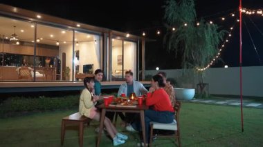 Aile, bahçede tatil kutlaması için bir araya geldi. Yemeği orta yaşlı anne servis ediyor. Açık hava kamp aktivitesi yemekle rahatlamak ve nesiller arası tatlı akrabalarla vakit geçirmek için. Uyumsuzluk.