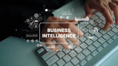 Modern ofis ortamında klavyede Veri Görselleştirme ve Analiz ile Dijital İş Zekası kavramı. Asemptotik akıllı veri analitiği.