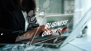 Modern Kurumsal Çevre için Dizüstü bilgisayarında Dijital Grafiklerle İş Büyüme Stratejisi Konsepti. Asemptotik akıllı veri analitiği.