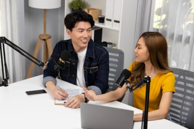 Gülücük saçan radyo etkili sunucuları, canlı yayında canlı yayında, sabah saatlerinde stüdyo kaydında dinleyicilere senaryo ve dizüstü bilgisayardan konuşan konu ortaklaşa soruyla birlikte. İnfobahn.