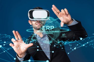 Sanal gerçekliğin ve girişim kaynak planlamasının kesişimlerini araştır, çeşitli sektörlerde iş zekası yönetimi yapan bir veri analistini göster. XDMCP