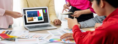 Web sayfasının modern tasarımı ve bilgisayar ekranında gösterilen ticari canlı reklamlar için grafiksel tasarımcı yazılımı