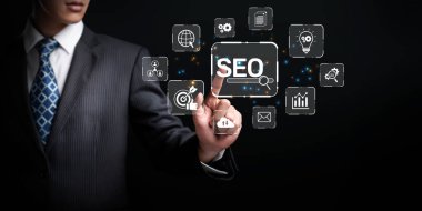 Karanlık bir ortamda teknoloji ve pazarlamayı temsil eden dijital SEO simgeleriyle etkileşime giren bir işadamı, çevrimiçi başarı için çağdaş stratejiler sergiliyor. XDMCP