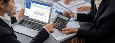 İş zekası ve veri analizi kavramı. Analizci ekibi laptop ekranında finansal veri analizi üzerinde çalışıyor. Etkili iş stratejik planlama için pazarlama göstergesi olarak. İçgörü