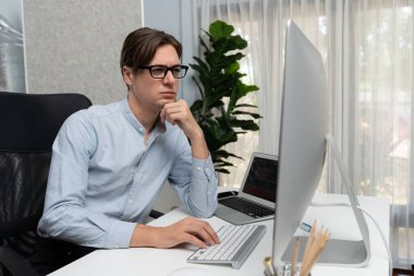 Güncellenmiş sürüm uygulama projesi denemesi ile ilgili kodlama programı ile pc align çalışma dizüstü bilgisayarı üzerinde çalışan çevrimiçi yazılım geliştirme bilgilerine bakan IT geliştiricisi yeni bir kod genel sistemi yaratıyor. Bireysel.